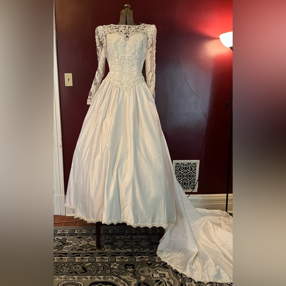 Wedding Dress, vintage Alfred Angelo Sample